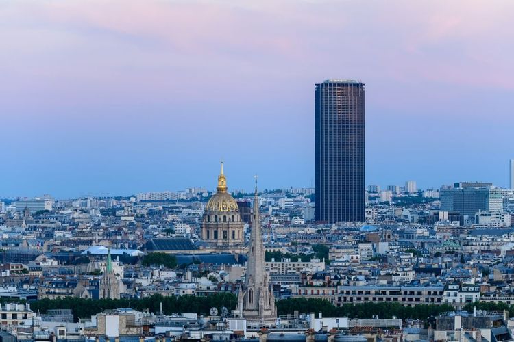 La tour Montparnasse un soir d'été, Paris