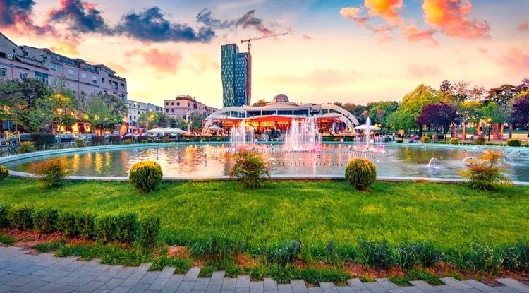 La place Scanderbeg avec fontaine éclairée