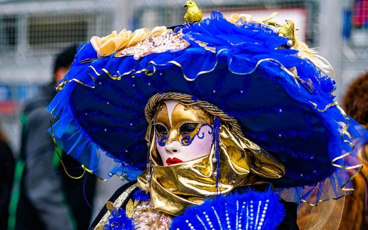 Une personne costumée et masquée durant le carnaval de Venise.