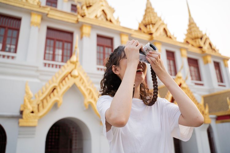 Turista fotografa tempio a Bangkok
