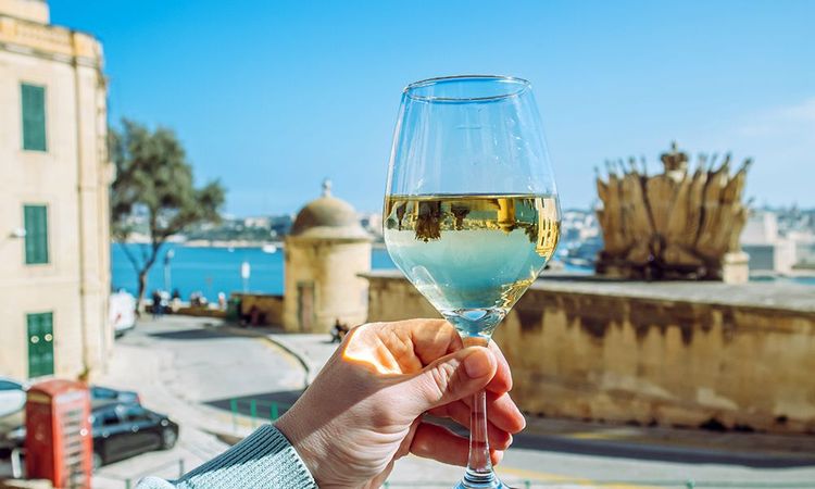 Un verre de chardonnays dans la lumière de la Valette