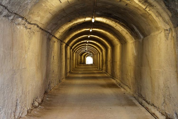 Le tunnel d'entrée de BunkArt (Bunk'Art). Le bunker nucléaire est transformé en musée d'histoire.