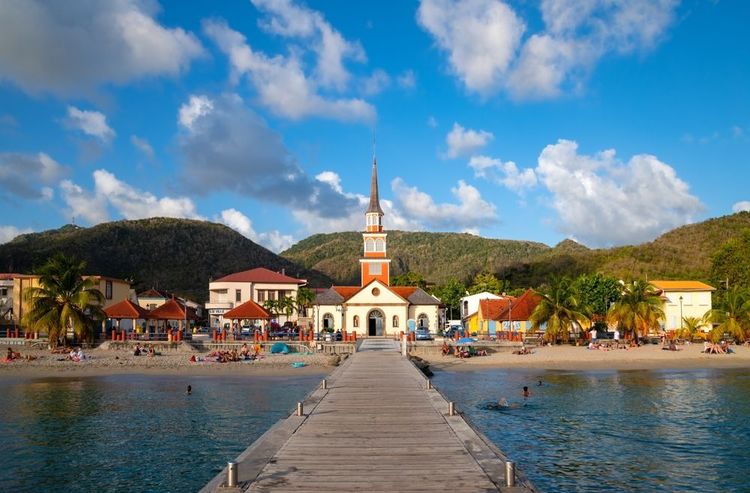 Un des points de vue les plus célèbres de Martinique, Anses d'Arlet vue depuis son ponton