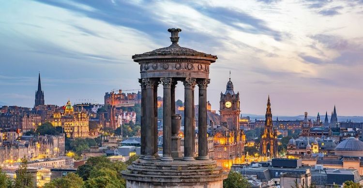 Vue panoramique d'Édimbourg au coucher du soleil depuis Calton Hill, Écosse