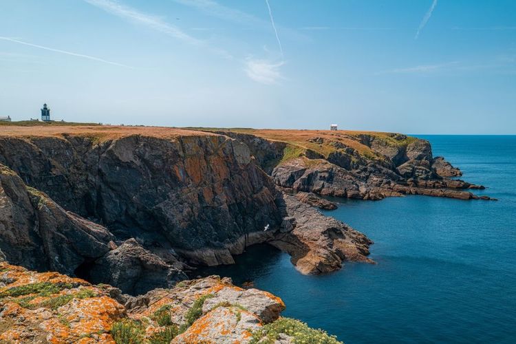 Les falaises rouges de l'île de Groix.