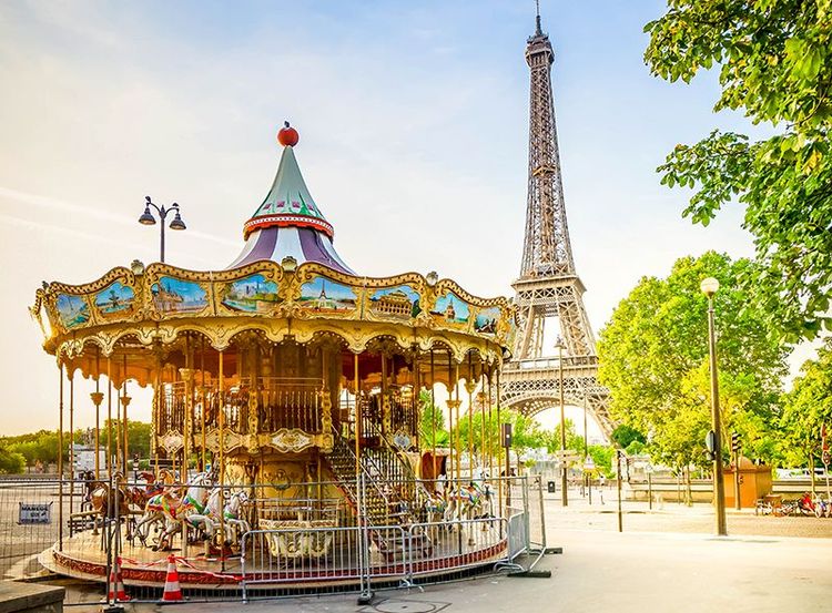 Le manège de chevaux de bois du Trocadéro et la Tour Eiffel