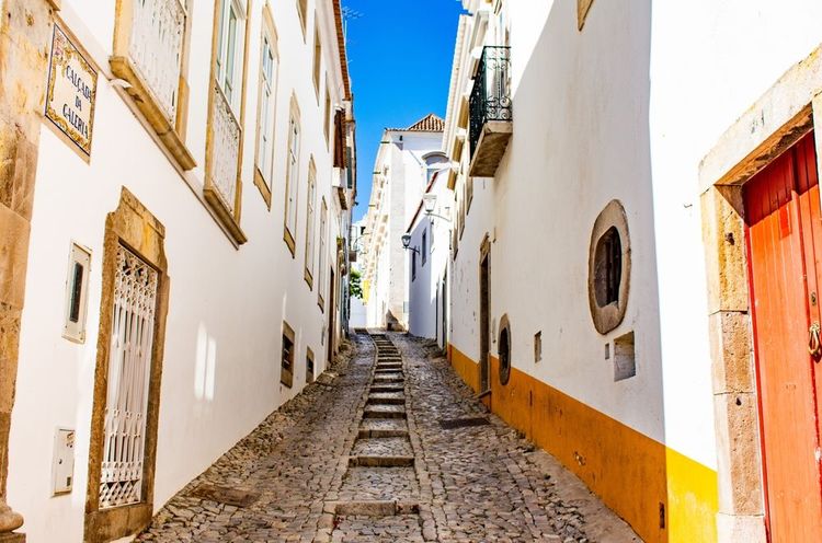 Une ruelle pavée à Tavira en Algarve