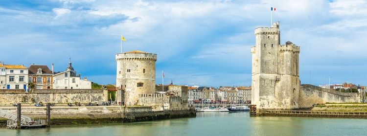  La Tour des Chaînes et la Tour Saint-Nicolas à l'entrée du Vieux-Port de La Rochelle
