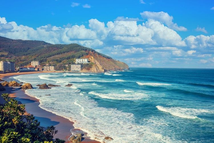 Faire du surf ou se reposer sur les plages de la côte basque
