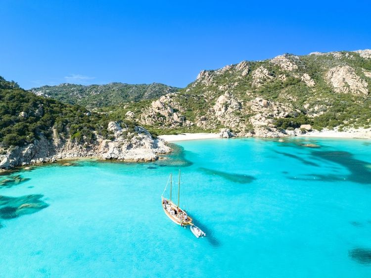Vue aérienne de Cala Corsara sur l'île de Spargi, l'archipel de la Maddalena, Sardaigne.