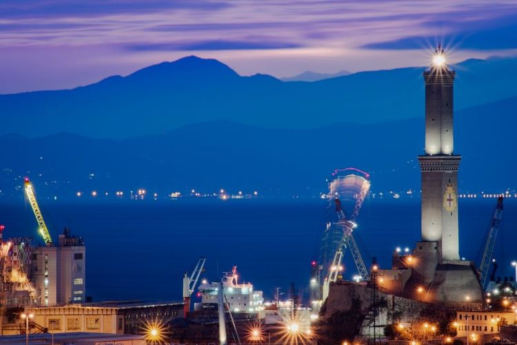 Le phare de Gênes allumé dans la nuit.