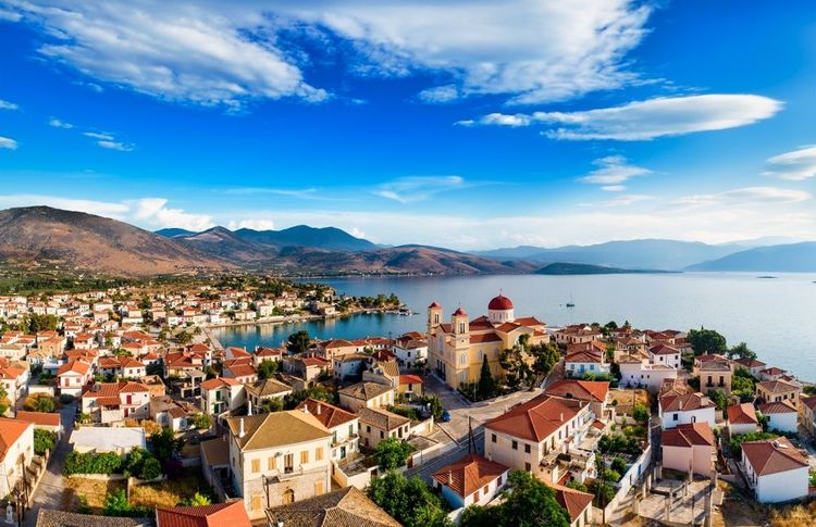 Vue de dessus de la ville de Galaxidi, dans le centre de la Grèce, surplombant le golfe de Corinthe