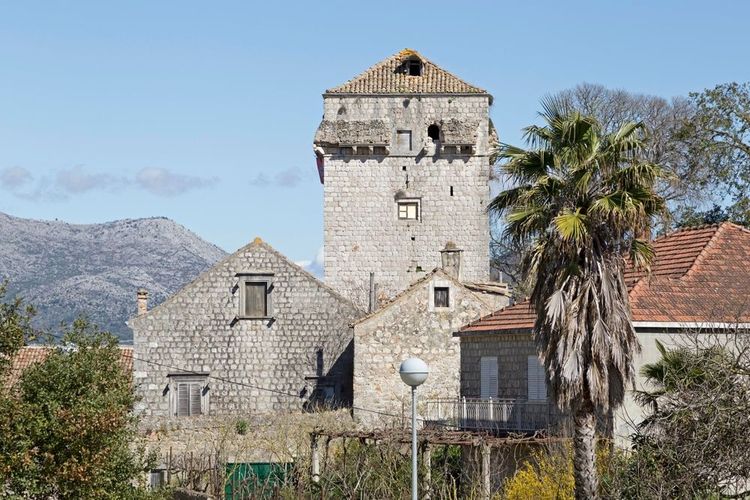 Château médiéval sur l'île de Sipan