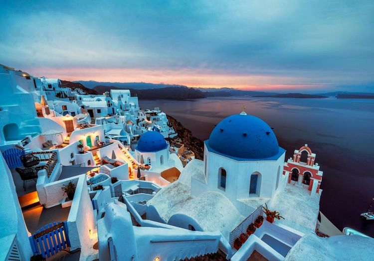 Église blanche à Oia avec dôme bleu avant le lever du soleil pendant l'heure bleue, Santorin, Grèce