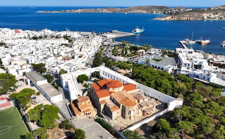 Vue aérienne sur le monastère de Panagia Ekatontapyliani et sa cathédrale byzantine