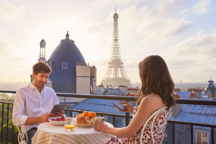 Couple sur un rooftop proche de al Tour Eiffel