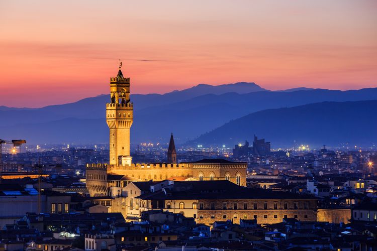 La Torre d'Arnolfo se eleva sobre los tejados de Florencia
