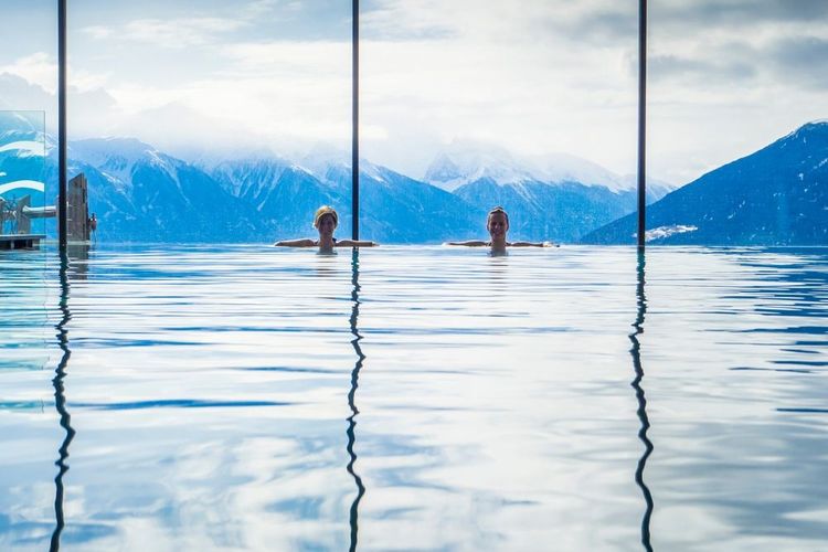 Vue panoramique depuis la piscine dans les alpes