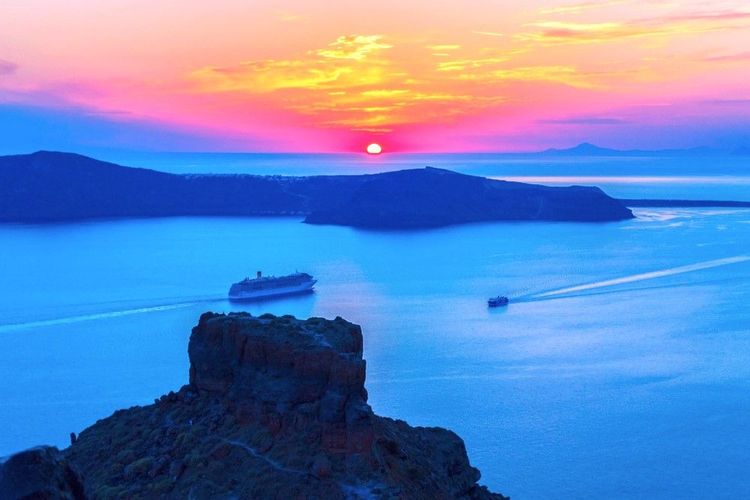 Couché de soleil à Santorin, avec le rocher de Skaros au 1er plan