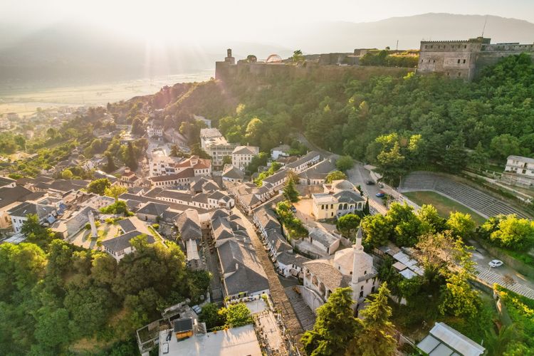 Tour d'horloge dans le château de Gjirokaster, Albanie. vue sur la ville de Gjirokastra en Albanie, patrimoine mondial de l'Unesco