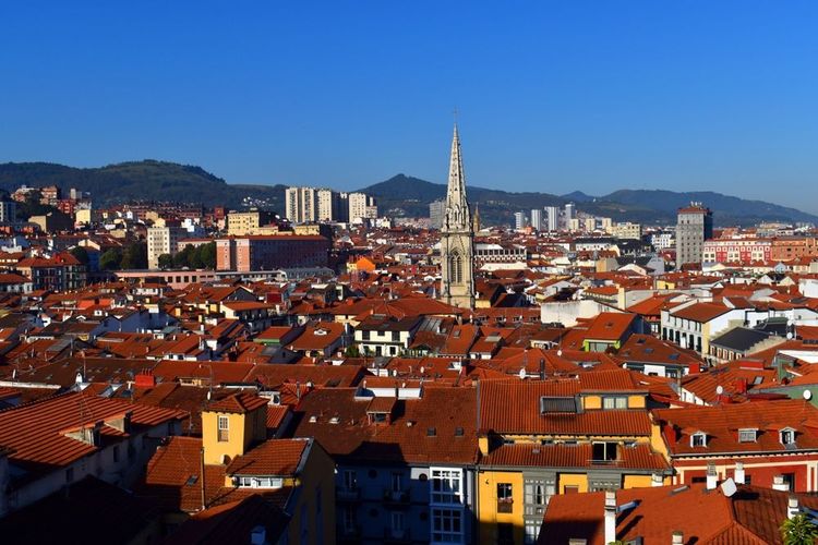 La cathédrale de Santiago parmi les toits de Bilbao