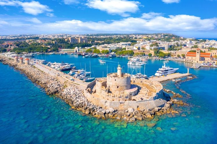 Port de Mandraki avec fort de Saint-Nicolas, Rhodes, Grèce.