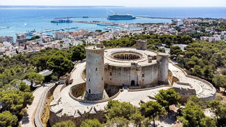 Vue aérienne du Château de Bellver, un château de style gothique sur une colline surplombant Palma