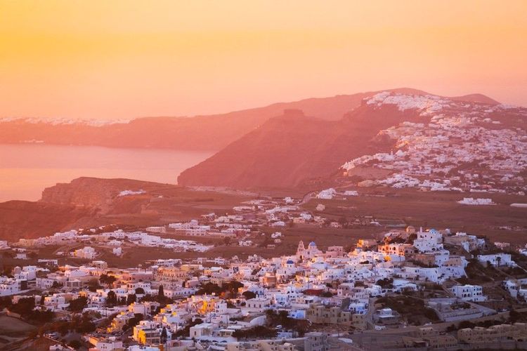 Beau coucher de soleil sur le village de Pyrgos, sur l'île de Santorin.