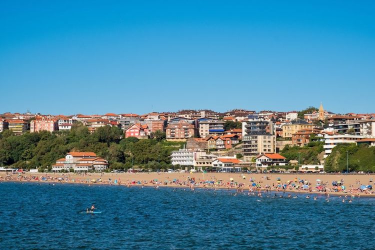 La plage de Ereaga et son front de mer vus depuis la mer