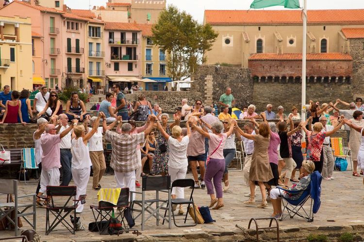 Reunión de bailarines de sardanas en el sur de Francia