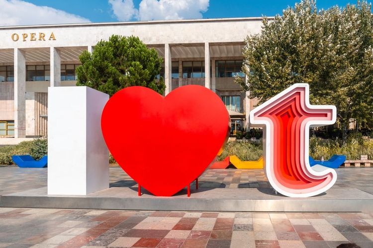 La composition " J'aime Tirana" sur la place