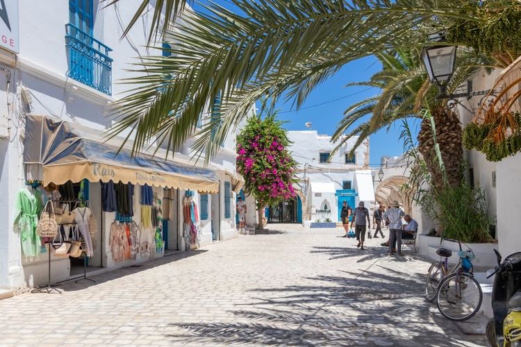 Une rue ombragée de Houmt Souk, à Djerba.