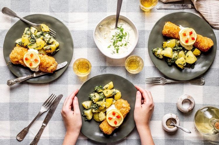 Repas de veau pané servi avec du kajmak, fromage de brebis crémeux
