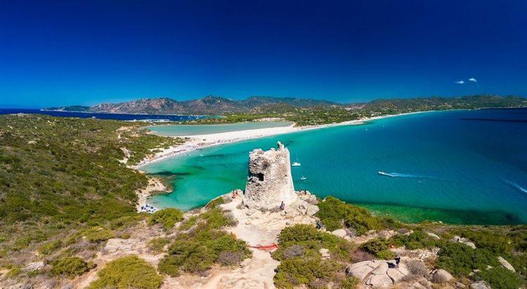 La plage de Porto Giunco et la tour de Villasimius,