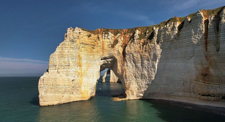 Les trous dans les falaises d'Etretat attirent les curieux