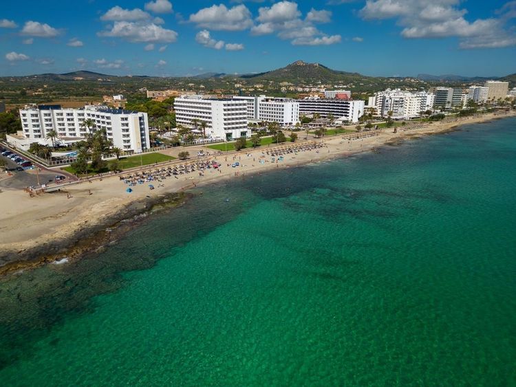 Cala Millor pendant la journée ensoleillée, Majorque, Espagne