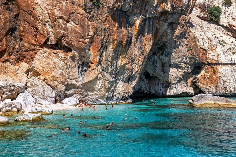 L'entrée de la Grotte du Bœuf Marine, toute proche de la cala Mariolu