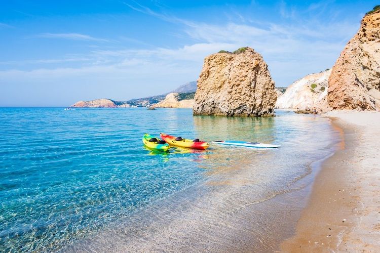 Kayaks sur la plage de Fyriplaka