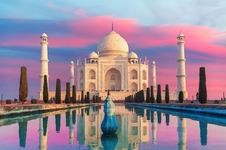 Taj Mahal au coucher du soleil, célèbre mausolée de marbre d'Agra, Uttar Pradesh, Inde