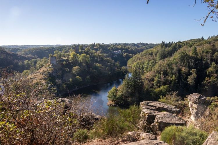 Les ruines médiévales du fort à Crozant en Creuse