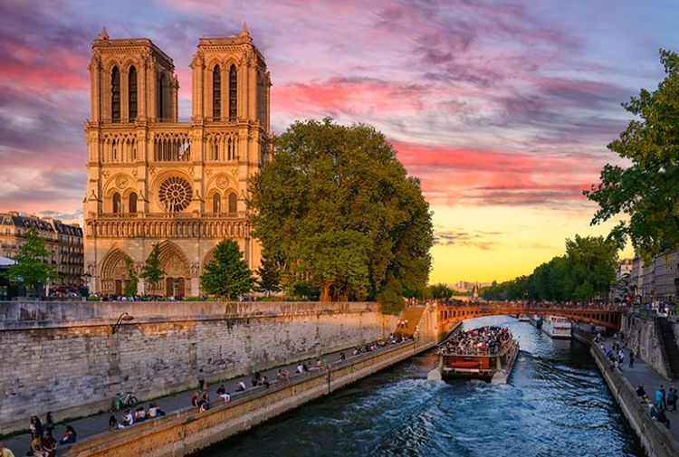Majestueuse Notre-Dame au bord de la Seine et bateau-mouche