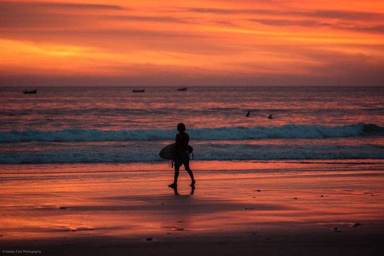 Coucher de soleil sur la plage de Taghazout, Maroc