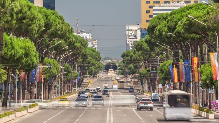 a circulation sur le boulevard Deshmoret e Kombit à Tirana