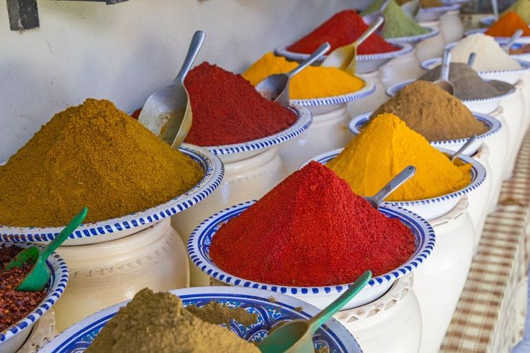 Un stand d'épices tunisiennes à Houmt Souk, Djerba.