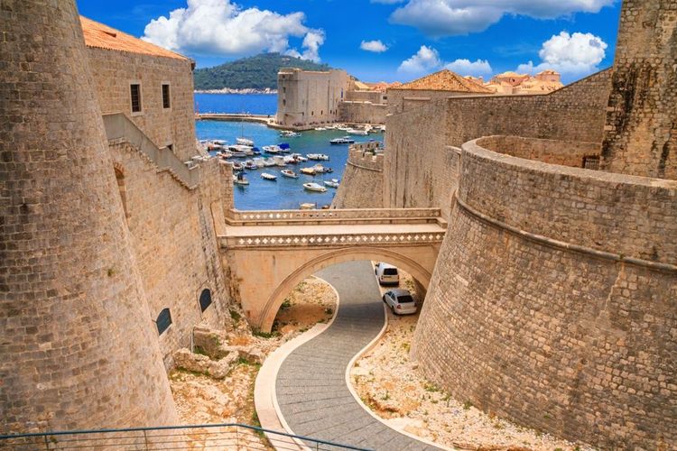 Vue sur la forteresse de Dubrovnik, la porte du Pile