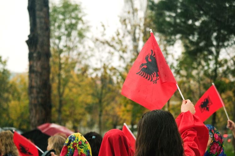 Défilé avec des drapeaux albanais, le jour de l'Indépendance
