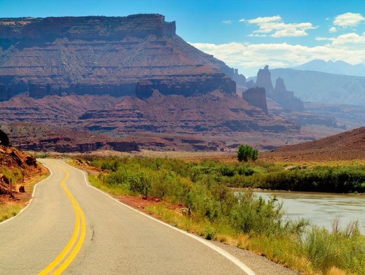 La route longe le fleuve Colorado, Utah, États-Unis