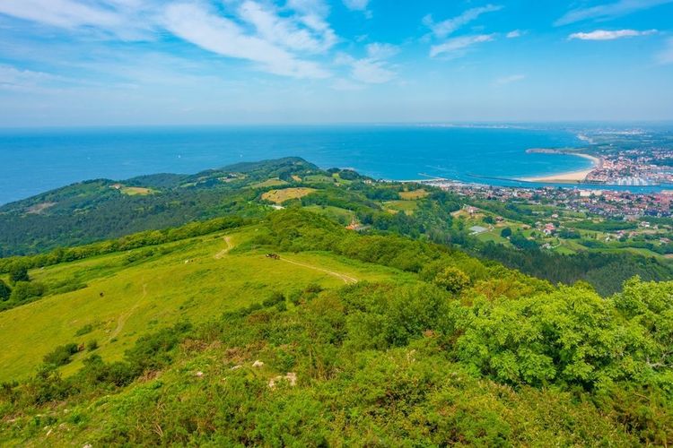 Le mont Jaizkibel avec la baie de Txingudi