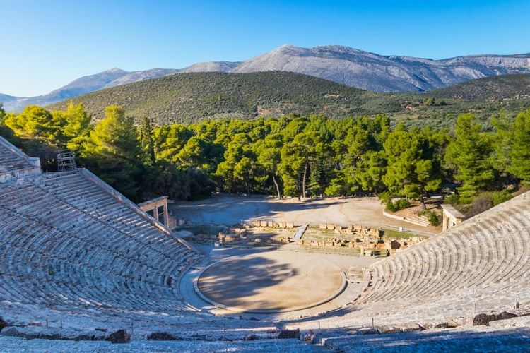 L'Ancien Théâtre d'Epidaure est le théâtre de la ville grecque d'Epidaure, située à l'extrémité sud-est du sanctuaire dédié à l'ancien Dieu grec de la médecine, Asclepius dans le Péloponnèse, Grèce