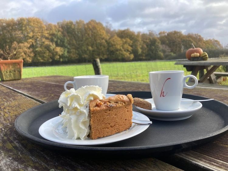 Café et tarte aux pommes, saveurs locales
